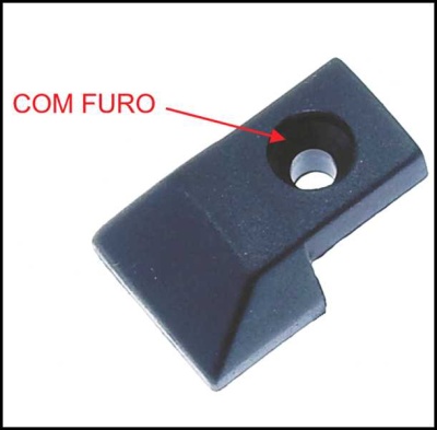 Peça plástica preta com furo e texto COM FURO em fundo branco