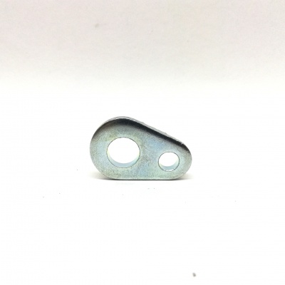 Peça metálica pequena prateada com dois orifícios sobre fundo branco