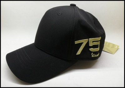 Boné preto com bordado amarelo claro '75 Levi's' em fundo branco