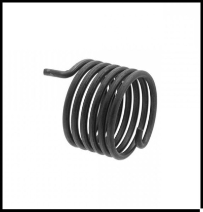 Mola helicoidal metálica preta com cinco voltas.