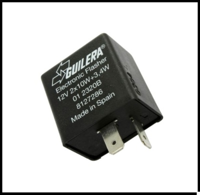 Relé eletrónico preto para piscas com inscrições da marca Guillera
