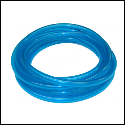 Mangueira azul transparente de plástico flexível enrolada