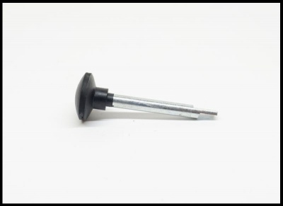 Peça metálica com cabeça preta e haste prateada sobre fundo branco