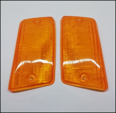 Par de lentes laranja para farolim dianteiro com textura quadriculada.