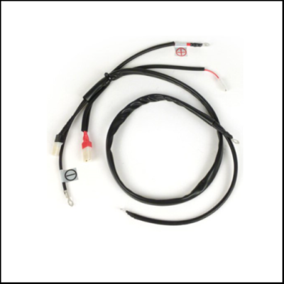 Cabo elétrico preto com terminais metálicos e etiquetas de polaridade