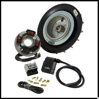 Conjunto de peças eletrónicas automóveis sobre fundo branco