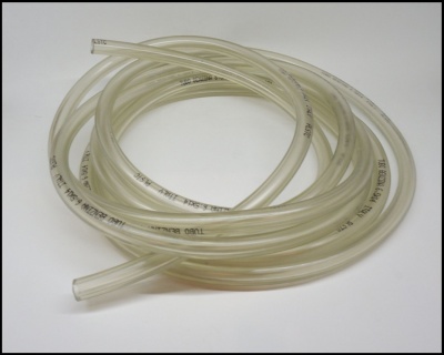 Mangueira transparente de plástico flexível enrolada