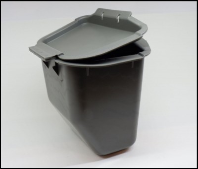 Caixote de lixo cinzento em plástico com tampa parcialmente aberta.