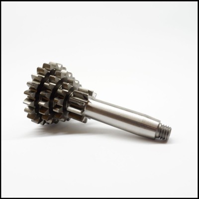 Eixo metálico com múltiplas engrenagens dentadas