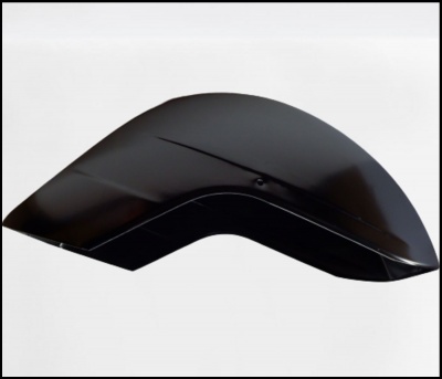 Guardalamas preto curvo sobre fundo branco