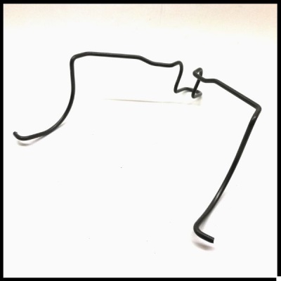 Peça metálica preta sobre fundo branco