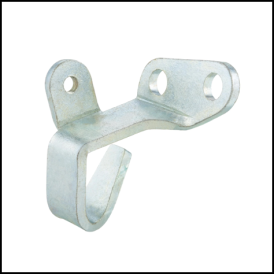 Acessório metálico prateado com gancho e três orifícios de fixação