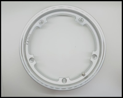 Anel metálico circular com furos para parafusos e esfera metálica