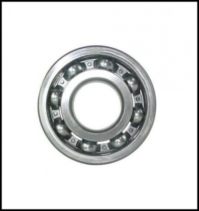 Rolamento de esferas metálico prateado em fundo branco