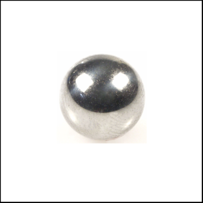 Esfera metálica prateada brilhante sobre fundo branco