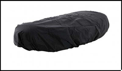 Capa protetora preta enrugada sobre objeto oval