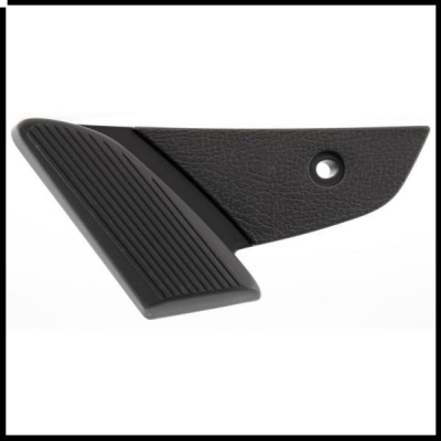 Peça preta de plástico com textura rugosa e relevo estriado