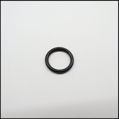 Anel de vedação preto circular sobre fundo branco.
