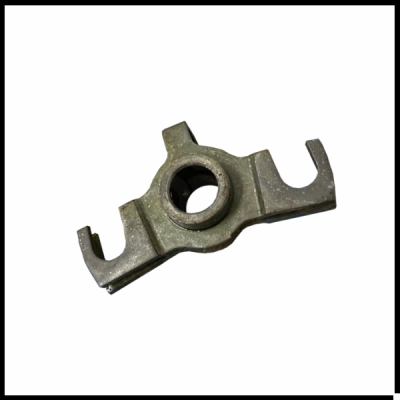 Peça metálica cinzenta com orifício central e ganchos nas extremidades