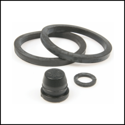 Peças de borracha circulares e tampão preto sobre fundo branco