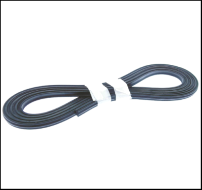 Cabo preto enrolado com fitas brancas em fundo branco