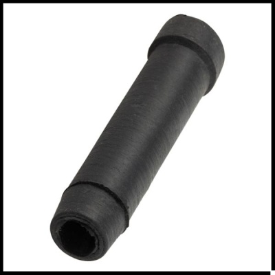 Peça tubular preta lisa com bordas reforçadas sobre fundo branco