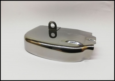 Peça metálica cromada com aba e orifício de fixação em superfície branca