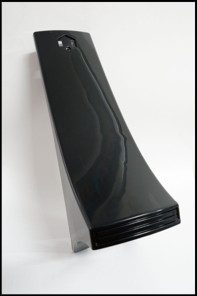 Suporte preto de plástico curvado sobre fundo branco