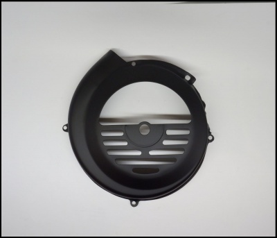 Proteção circular preta em metal com fendas e pontos de fixação