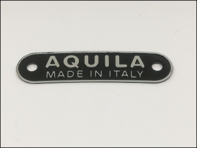 Placa metálica preta com texto Aquila Made in Italy