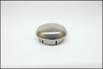 Botão metálico prateado redondo sobre fundo branco