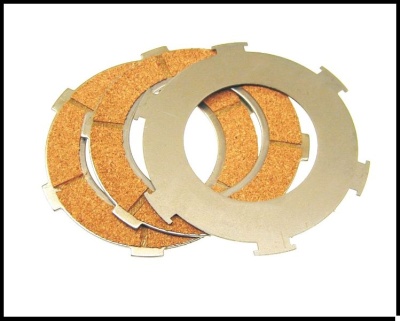 Discos metálicos com cortiça em fundo branco