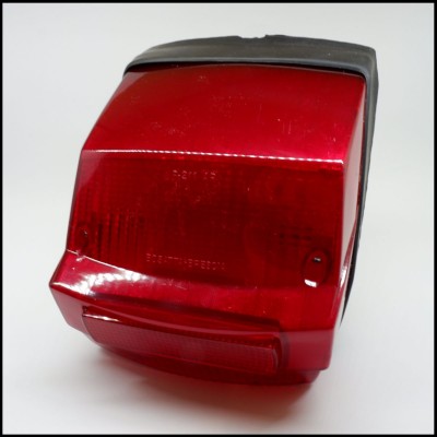 Refletor traseiro vermelho com parte superior preta sobre fundo branco