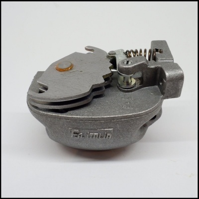 Produto metálico industrial cinzento com mola e texto Fab. Imlun