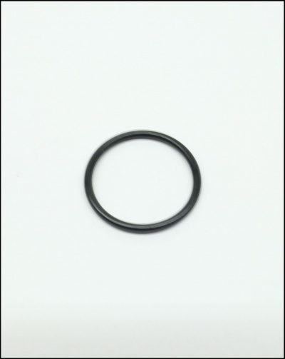 Anel de vedação preto sobre superfície branca