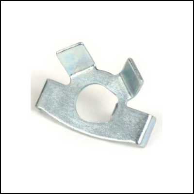 Prenda metálica prateada com buraco circular central e abas