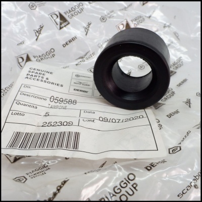 Peça preta cilíndrica de borracha TAMPONE sobre embalagem branca com logotipos Piaggio Group e Derbi