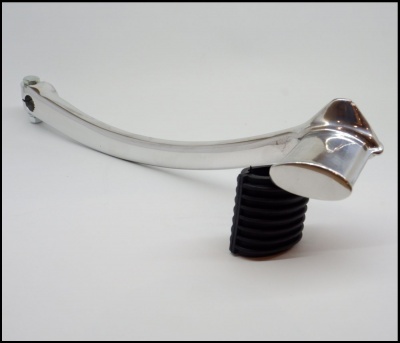 Manípulo de metal prateado com pedal em borracha preta