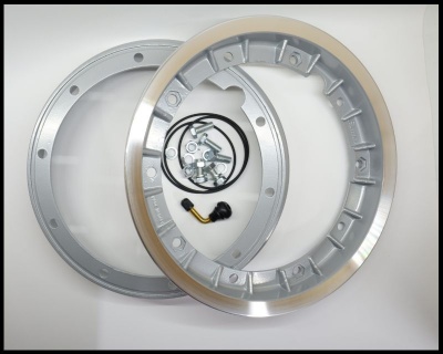 Acessórios para jante de motocicleta feitos de metal prateado com parafusos e peça plástica preta