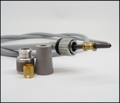 ferramenta elétrica cinzenta com peças metálicas e plásticas em fundo branco