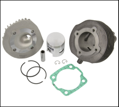 Conjunto de peças de motor incluindo cilindro, pistão e anéis sobre fundo branco