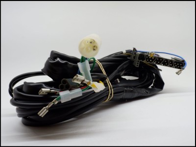 Cabos elétricos pretos com conectores variados sobre fundo branco