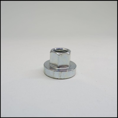 Parafuso metálico hexagonal prateado sobre superfície branca