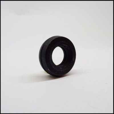 Peça circular preta com furo central em fundo branco