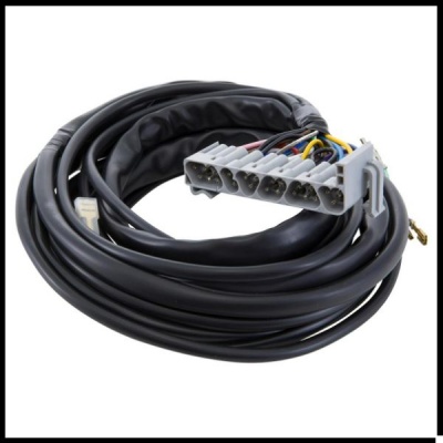 Cabo elétrico preto com conector de pinos cinza em fundo branco