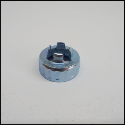 Ferramenta metálica redonda e oca numa superfície branca