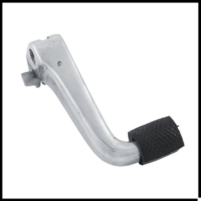 Pedal metálico prateado com borracha preta antiderrapante