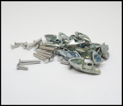 Parafusos e buchas metálicas prateadas sobre fundo branco