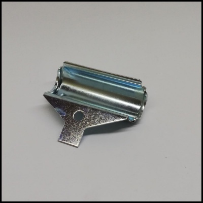 Peça metálica prateada com aba e orifício sobre superfície branca