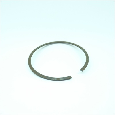 Anel metálico aberto de cor escura sobre fundo branco